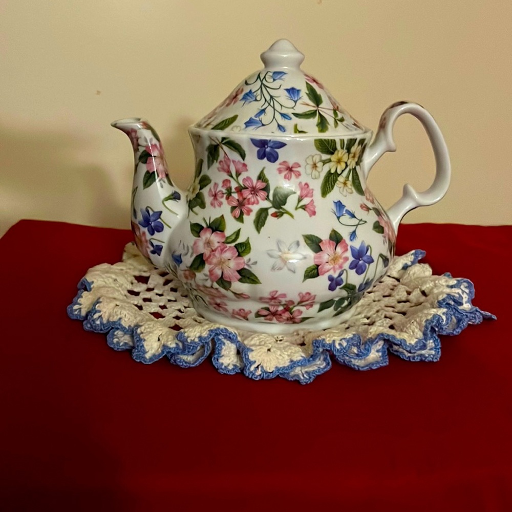 Kent Pottery, forget me not tea pot, vintage style.